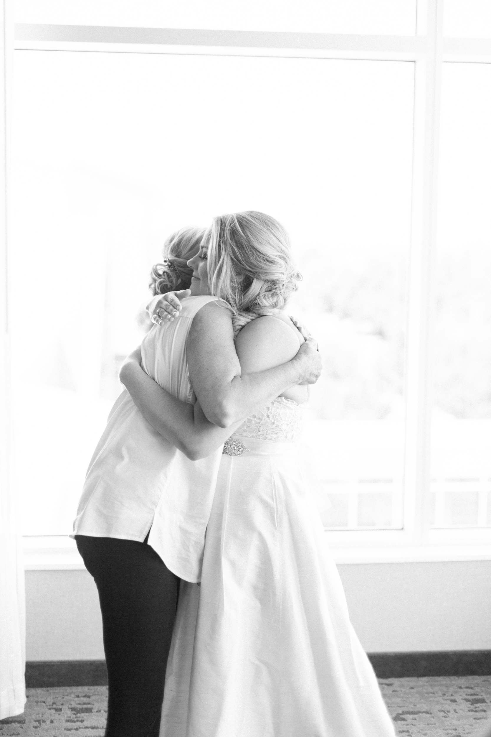 Bride and mom hugging. Photographed by Morgan Williams Photography